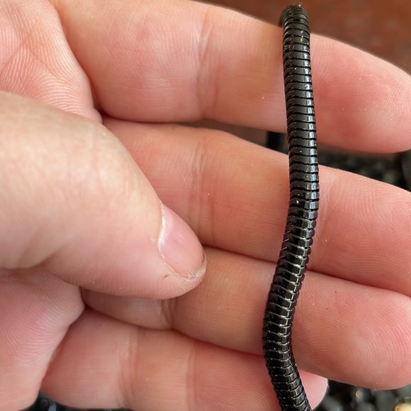 La Regale black beaded purse with strap and crown detail on the side - Picture 4 of 12